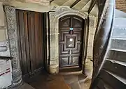 Puertas en la planta baja de la torre de escalera del Hôtel du Vieux-Raisin (entre 1515 y 1528).