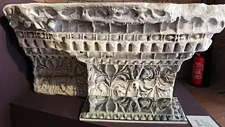 Entablamento del templo en mármol proconnesio.