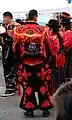 Traje de chuta visto desde atrás