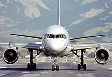 vista delantera del avión, que muestra el perfil del fuselaje y los dos motores circulares.