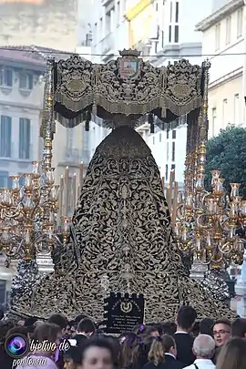 La fastuosa trasera de la Virgen de los Dolores mientras avanza por calle Atarazanas en la Magna de Coronadas de 2018.