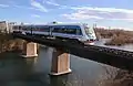 Tren del Valle cruzando el puente sobre el Río Neuquén (2015).