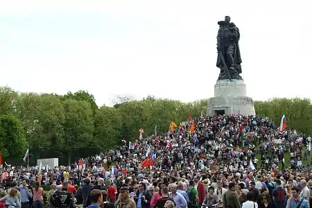 Visitantes conmemorando el 70º aniversario del “Día de la Victoria” en 2015.