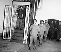 Tres de los criminales de guerra japoneses acusados son llevados a sus celdas debajo de la Corte Suprema en Singapur.