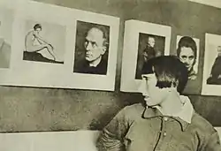 Fleischmann frente a su obra. Annie Schulz (1930)