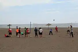 Grupo de amigos jugando al volei-playa en la playa de Gran Tarajal