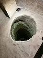 Tumba de pozo profundo. Al fondo se pueden ver algunos dioramas que representan un entierro múltiple.
