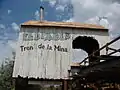 Vías cruzando un edificio.
