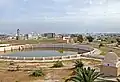 Vista panorámica de una de las grandes cisternas, y estanque de decantación