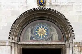 Tímpano de la puerta , con la obra que sustituye al original de Mantegna