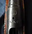 Detalle del Crisantemo Imperial sobre la recámara.