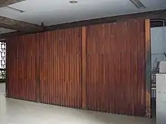 Mural de Víctor ValeraTítulo: Sin título.Año: 1956.Ubicación: Edificio de la Facultad de Arquitectura y Urbanismo. Planta baja, en el cafetín.