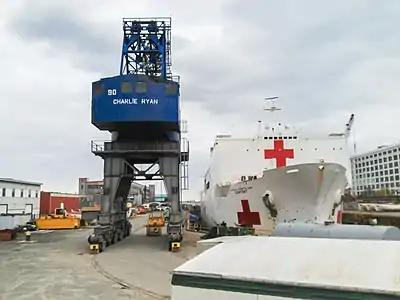 Grúa de muelle sobre vías de gran ancho en el antiguo dique seco 3 del Anexo Naval del Sur de Boston
