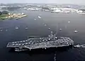 Los marineros forman la frase: «encantados de veros» en japonés, a medida que llegan en Yokosuka