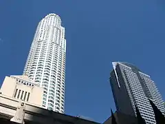 El U.S. Bank Tower se eleva sobre la Biblioteca Central en el centro de Los Ángeles