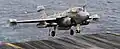 Un EA-6 con gancho de detención en forma de "V".
