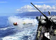 El USS O'Kane (DDG-77) disparando un torpedo en el año 2011.