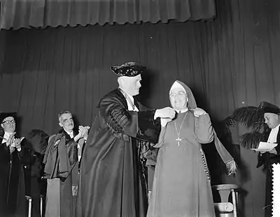 título=Ana Dengel recibe un doctorado honorario de la Universidad Radboud de Nimega en 1958