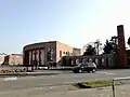 Piazza Zanella, Vigonza : en la torre cilíndrica se alza el lema "Es el arado el que traza el surco pero es la espada la que lo defiende"