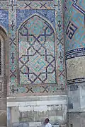Detalle de la fachada y de la torre de ángulo derecho de la madraza.