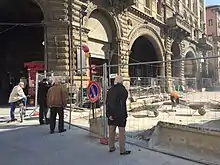 Umarî observado repavimentación en las esquinas de Palazzo Re Enzo y via Rizzoli, Bolonia (2015-16)