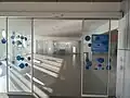 Una de las entradas al hall central
