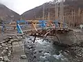Puentes con diseño de plataforma bajo cuerda situados a corta distancia
