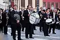 Caja y bombo de una banda tocando en la calle.
