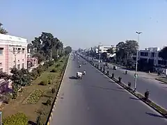 La GTR en frente de UET, Lahore
