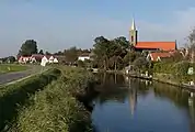 Ursem, la iglesia (la Sint Bavokerk) en la calle