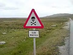 Cartel advirtiendo el peligro de minas