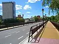 El puente mayor y a la izquierda el Edificio Duque de Lerma, año 2023.