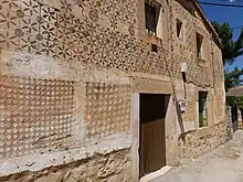 Casa de estilo vernáculo esgrafiada