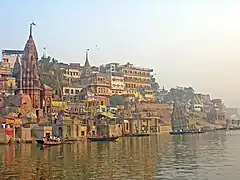 Templos hindúes tras el Manikarnika Ghat