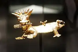 Venado de oro con una mazorca de maíz