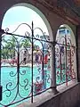 La piscina desde edificio de entrada