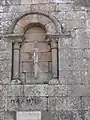 Ventana del Ábside con una arquivolta semicircular y una saetera en el centro, actualmente cegada.