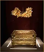 Lárnax y corona de oro de una de las tumbas.