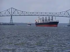 Un barco cuzando bajo el puente