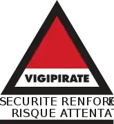 Triángulo Vigipirate con "Sécurité Renforcée Risque Attentat" en letras negras
