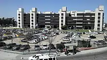 La línea pasa cerca del Palacio del Departamento Judicial de Lomas de Zamora.