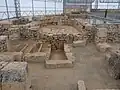 Base del ábside. A la izquierda, dos enterramientos paleocristianos.