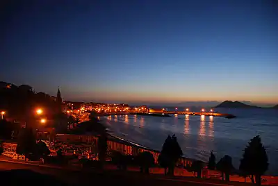 Monte Louro, al fondo, visto desde Puerto del Son.