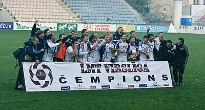 Ventspils ganando su tercer título de liga consecutivo.