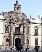 La parte media y más ornamentada de la fachada sur.