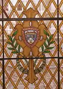 La ventana del escudo de Chihuahua en la escalera principal.