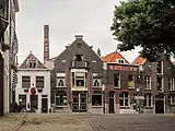 Vlaardingen, el edificio de oficinas (H van Toor) cerca de la iglesia (Grote Kerk)