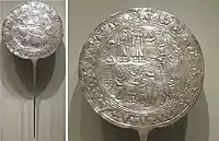 Inusual alfiler de plata con una escena compleja