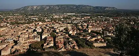 Vista de Cavaillon desde la colina de Saint-Jacques con el Petit Luberon al fondo, orientación este.