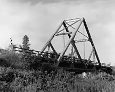Versión recortada del puente original, Waddell "A" Truss (1898), trasladadoahora y que atraviesa el arroyo Lin Branch, cerca de Trimble, condado de Clinton, MO.